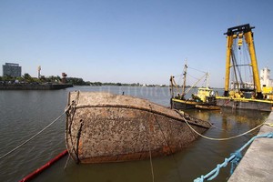 ELLITORAL_209719 |  Mauricio Garín. Una grúa amarrada junto al buque hundido iniciará mañana las tareas de rescate final del Rigel.