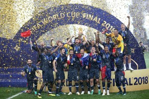 ELLITORAL_216903 |  DPA dpatop - Players of France celebrate with the tropy after the FIFA World Cup 2018 soccer final match between France and Croatia at the Luzhniki Stadium in Moscow, Russia, 15 July 2018. Photo: Cezaro De Luca/dpa