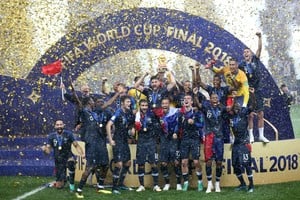 ELLITORAL_216903 |  DPA dpatop - Players of France celebrate with the tropy after the FIFA World Cup 2018 soccer final match between France and Croatia at the Luzhniki Stadium in Moscow, Russia, 15 July 2018. Photo: Cezaro De Luca/dpa