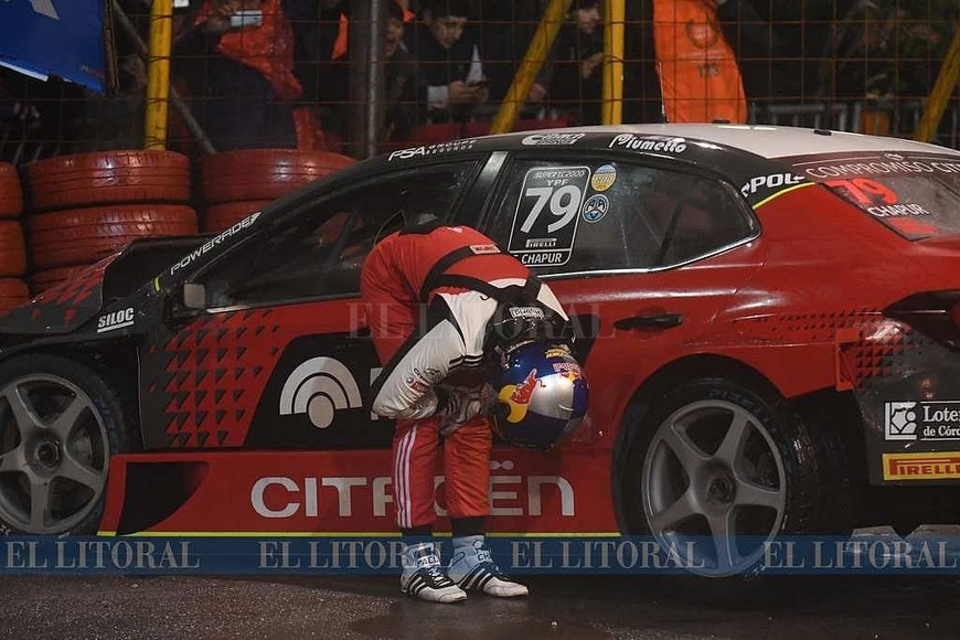 ELLITORAL_221575 |  José Almeida Facundo Chapur se lamenta tras la rotura de su auto, que lo llevó contra las gomas y dejó fuera de carrera cuando venía primero haciendo una gran carrera.