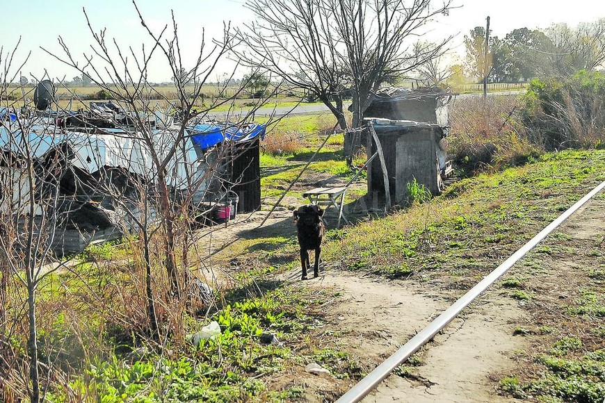 ELLITORAL_199360 |  Archivo Situación fuera de control. Actualmente, numerosas familias del Gran Santa Fe y Rosario llegan a Coronda y ocupan los terrenos a la vera del ramal del Ferrocarril Belgrano.