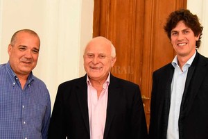 ELLITORAL_225235 |  Gentileza UCR Julián Galdeano, Miguel Lifschitz y Martín Lousteau. El presidente de la UCR provincial acompañó al economista en su recorrida.