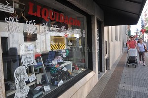 Flavio Raina ESTRATEGIAS de comienzo de año. Los comercios de indumentaria, calzado y accesorios, entre otros, ya liquidan los artículos de final de temporada para darle paso a los nuevos productos.