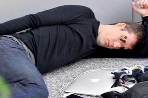 LV12 Separó todos los elementos que iba a llevarse de la vivienda pero se quedó dormido antes de lograr su objetivo.