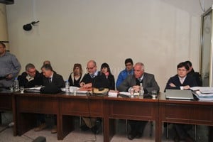 Flavio Raina El fallo que dictaron los jueces Luciano Lauría -presidente-, María Ivón Vella y José María Escobar Cello alcanzó a dos mujeres y un hombre del círculo íntimo de  Maradona .