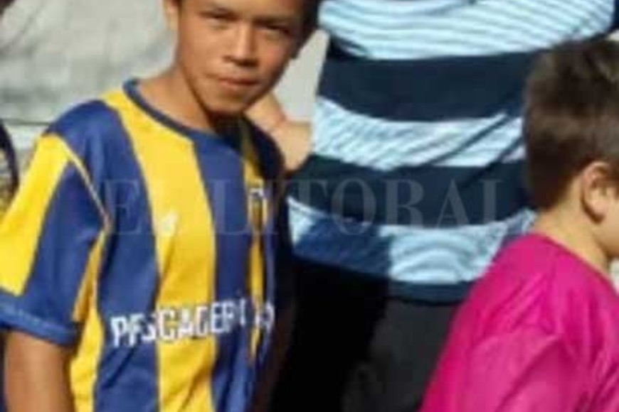 ELLITORAL_253783 |  Gentileza Prensa Liga Paivense Diego Román, el niño que fue asesinado de manera salvaje días atrás, en la imagen con la camiseta del club que le daba un lugar para crecer aprendiendo valores.