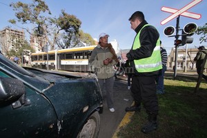 ELLITORAL_156726 |  Mauricio Garin En la esquina. El conductor del auto asumió que no vio que el tren urbano venía desde el norte y cruzó la vía. Tras el impacto, Fleitas sólo acusó un dolor en la rodilla izquierda.