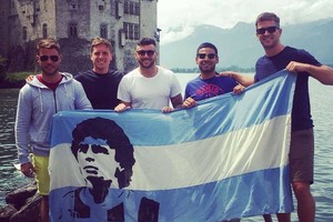 ELLITORAL_213851 | Gentileza n suelo europeo. La bandera de Pedro, Emiliano, Agustín, Juan Ignacio y Nicolás llegó hasta el Viejo Continente para acompañar al seleccionado nacional. Previo a Rusia pasaron por Suiza, donde aprovecharon el paisaje de ensueño para posar con el trapo .