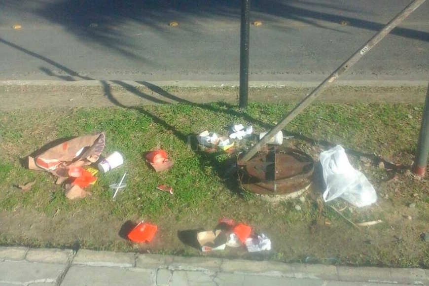 ELLITORAL_221300 |  Periodismo Ciudadano Basura. En la actualidad no hay cestos ?solo quedaron las bases? en la vereda que va del faro al puente, del lado de la laguna.