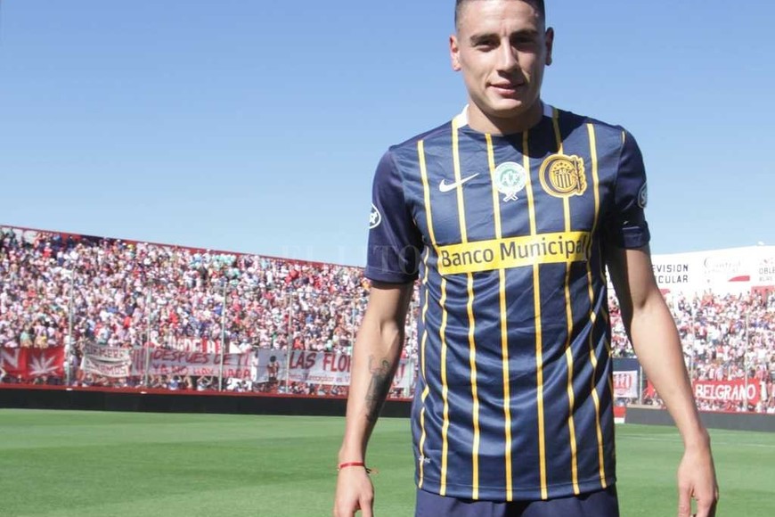 ELLITORAL_198284 |  Manuel Fabatía Sus dos clubes. Mauricio Martínez, con la camiseta de Rosario Central (su actual institución) posando en el 15 de Abril tatengue. Dicen que llegaría a Arroyito una oferta millonaria por  Caramelo .