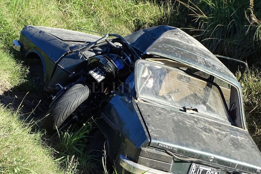 ELLITORAL_211620 |  Gustavo Capeletti La moto quedó incrustada en el Renault 12.