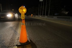 ELLITORAL_257382 |  Pablo Aguirre Puntapié inicial. En la noche del lunes los obreros señalizaron todo y comenzaron con la limpieza, extracción de tierra y desobstrucción de desagües sobre el Puente Carretero.