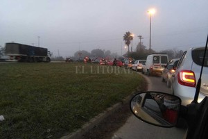 ELLITORAL_181651 |  Periodismo Ciudadano / WhatsApp Punto complicado. A las 7, los autos que venían desde Santo Tomé se amontonaban para doblar hacia barrio Centenario, en la rotonda frente a la arenera.
