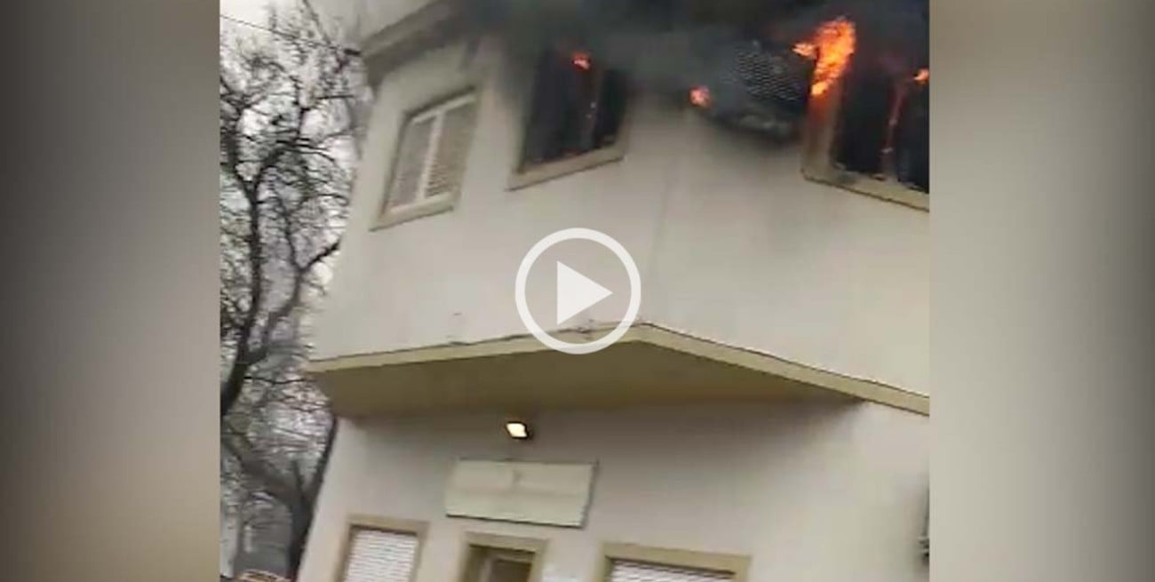 Video: así se incendió una vivienda en Crespo y Zavalla
