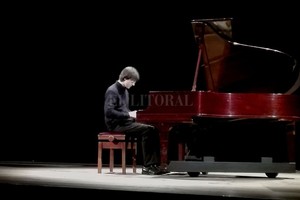 L.S. El pianista formado en Suiza presentó un programa compuesto por obras de Beethoven, Messiaen, Mussorgsky y de propia autoría.