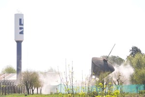 Luis Cetraro Así caía la antigua estructura que sostenía el tanque de almacenamiento de agua de la cárcel de Las Flores.