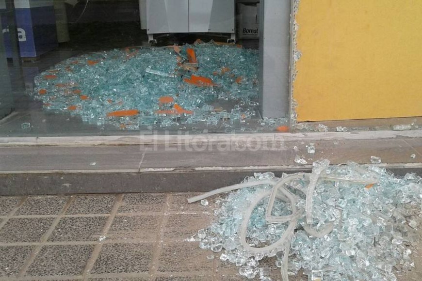 ELLITORAL_163072 |  Danilo Chiapello Destrozos. En Famago (Fdo. Zuviría y Derqui) los delincuentes rompieron un blíndex y se llevaron máquinas picadoras de carne eléctricas.