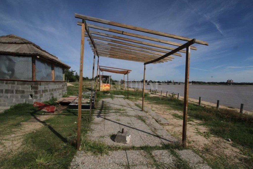 ELLITORAL_178173 | Guillermo Di Salvatore El parador, que se dejó de utilizar después de la temporada, está en sintonía con la imagen desprolija de esta zona de la costanera.