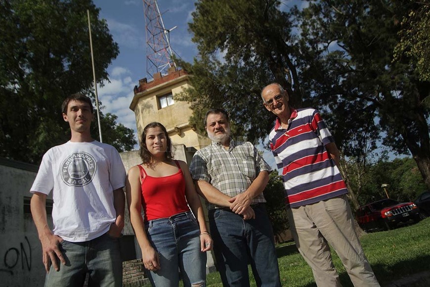ELLITORAL_203830 |  Pablo Aguirre. ay equipo. Cetta, Sabater hija, su padre y Rodolfo Forni (izq. a der.), cuatro de los fanáticos por la radiotransmisión que le ponen el hombro todos los días a la entidad.