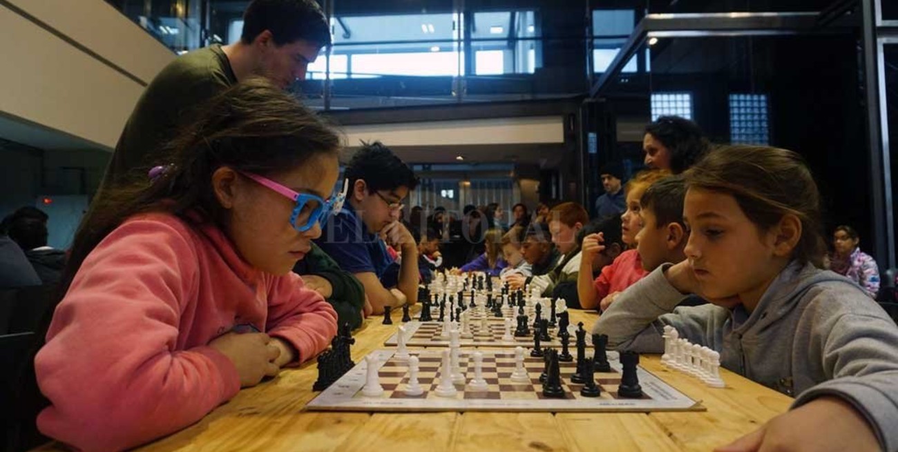 Rotas cadenas, un masivo torneo de ajedrez social