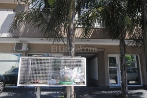 FLAVIO RAINA Con candados. Algunos edificios colocan tapa y hasta cadena y candado en sus cestos para evitar que otros vecinos dejen sus bolsas fuera de horario.