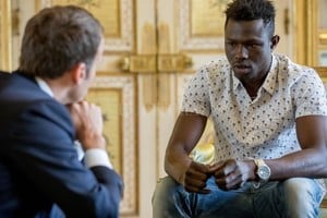 ELLITORAL_212344 |  Gobierno de Francia. Mamoudou Gassama, el héroe y Emmanuel Macron.