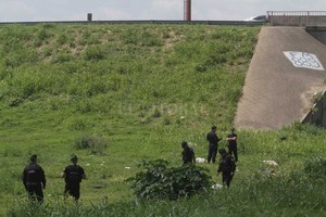 ELLITORAL_193018 |  Mauricio Garín La policía trabajando en la zona donde se encontró a la joven sin vida