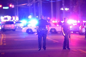 Internet El tiroteo comenzó sobre las 00.30 horas del lunes (1.30 hora argentina), de acuerdo con los testigos.