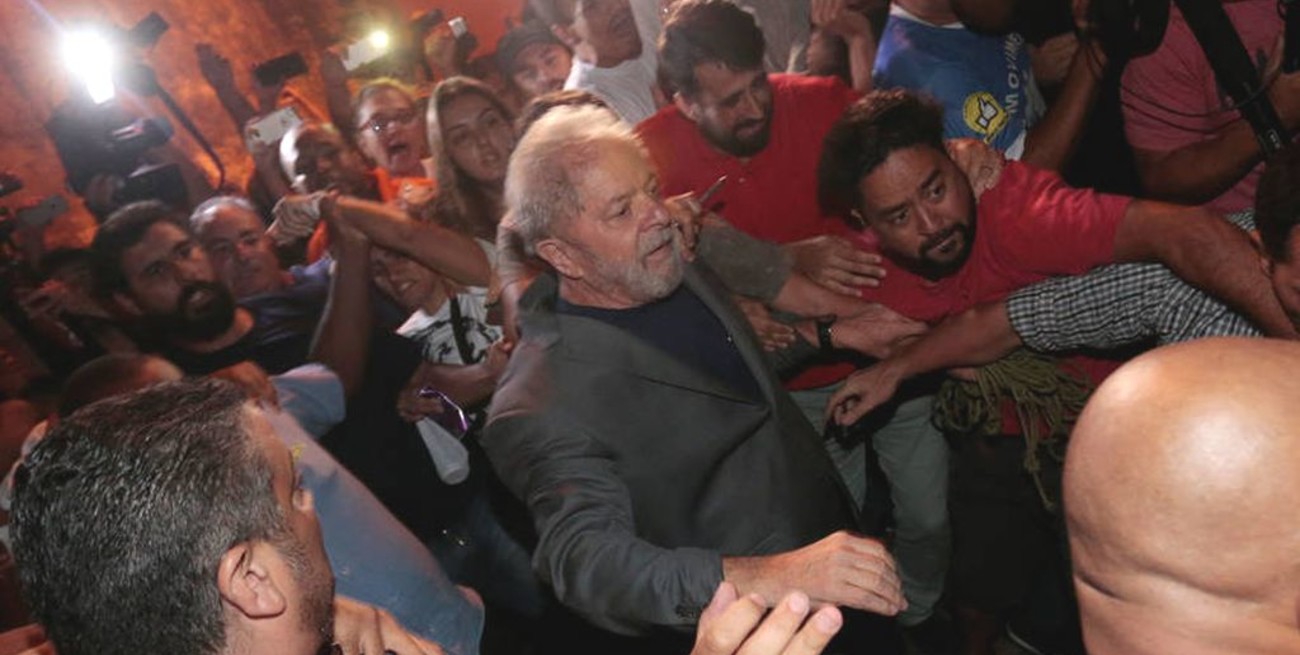 Lula pasó su primera noche en prision