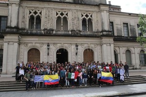 Foto grupal. Los jóvenes fueron recibidos esta mañana por el rector Miguel Irigoyen en el Paraninfo. Foto: Mauricio Garín