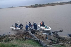 Archivo De la búsqueda participan policías, prefectos, bomberos voluntarios y allegados a los jóvenes.