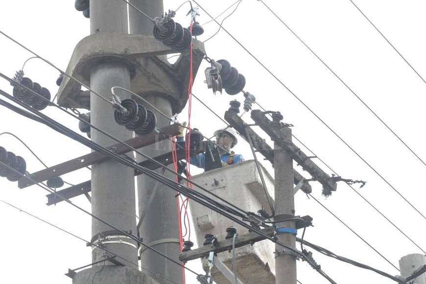 ELLITORAL_198469 |  Flavio Raina Trabajos de reparación de cable media tensión en Av. Gorriti y San José EPE