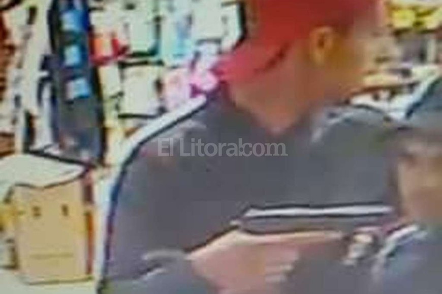 ELLITORAL_163069 |  Captura cámara de seguridad Sin piedad. En el supermercado Diamante (Berutti 5700) los delincuentes encañonaron y tomaron de rehén a un cliente.