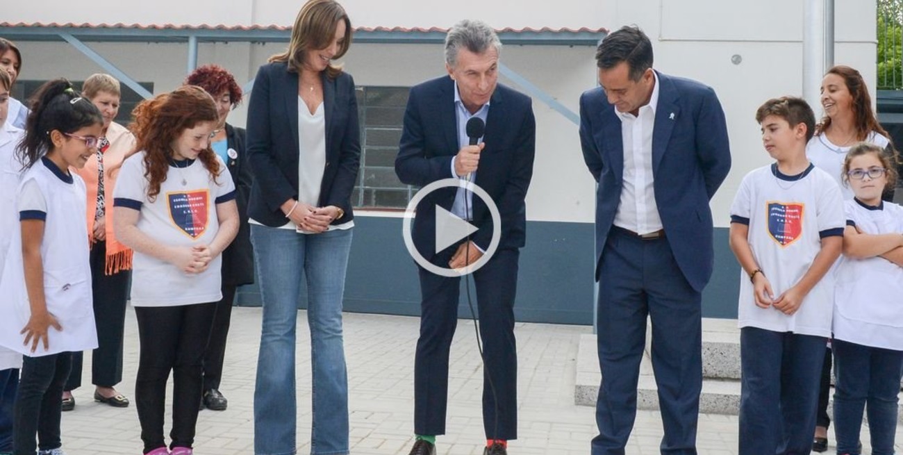 Macri usó medias de diferente color por el Día Mundial del Síndrome de Down