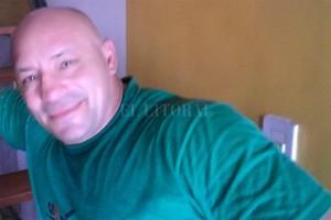 ELLITORAL_199924 |  El Litoral Sandro Vázquez, en una de sus últimas imágenes, mientras pintaba el departamento donde tenía pensado mudarse con su pareja.