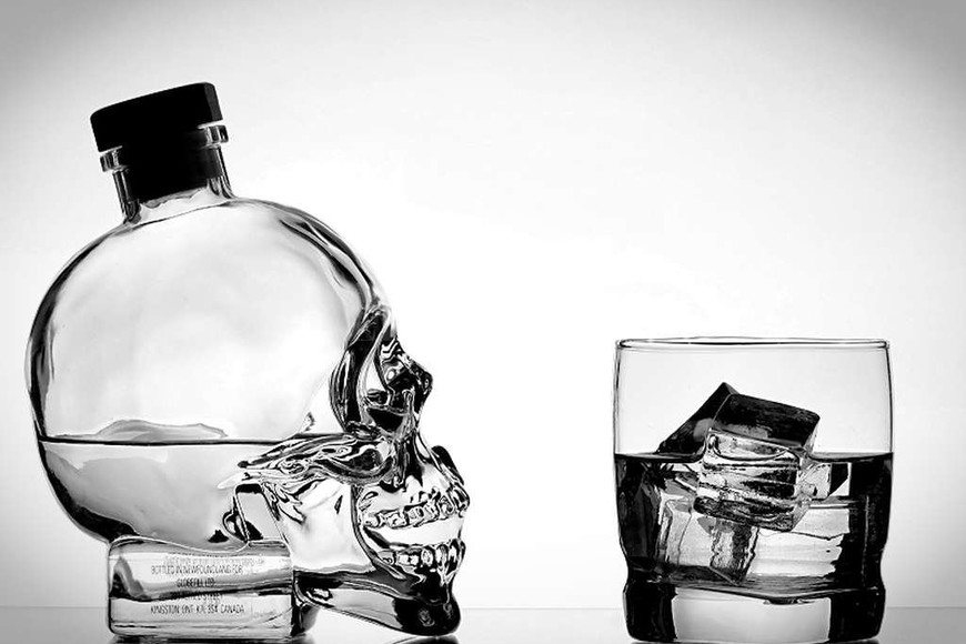ELLITORAL_177826 | Internet Skull (que significa cráneo), una botella de vodka y uno de los diseños más conocidos que fabrica la firma italiana Bruni Glass.