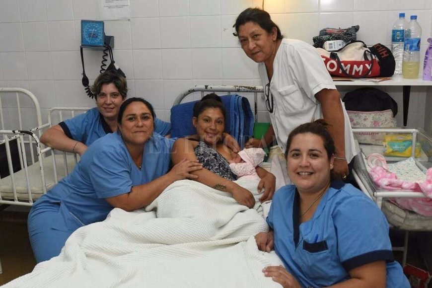 ELLITORAL_199655 |  Flavio Raina. Niaumi y su mamá Elizabeth Alegre junto al personal médico de la Maternidad del Hospital Cullen.