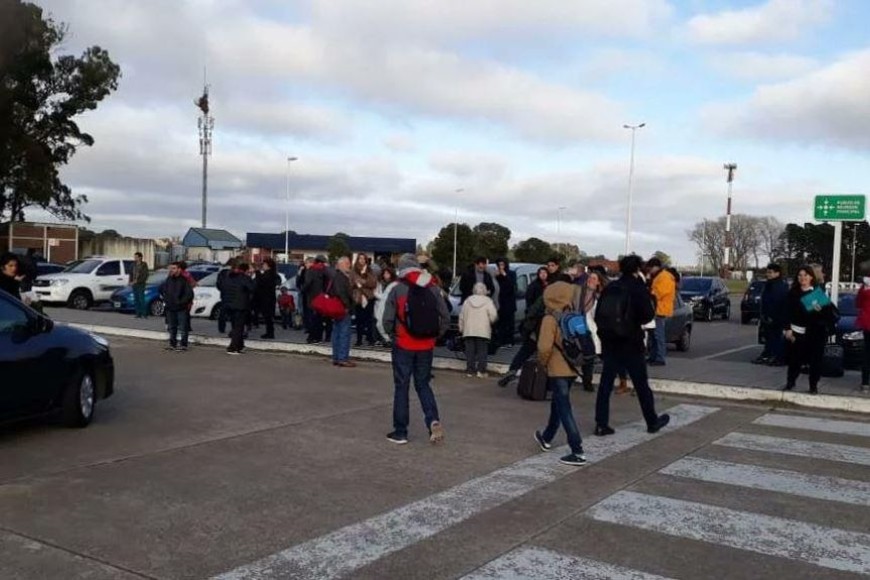 ELLITORAL_217093 |  Internet Las personas fueron desalojadas del lugar y los vuelos fueron momentáneamente suspendidos.