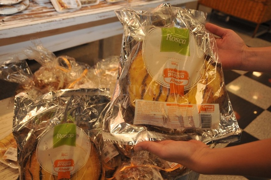 ELLITORAL_207249 |  Flavio Raina Innovación pastelera. La clásica rosca con abundante crema pastelera y azúcar por encima no será destronada, pero la audacia y el ingenio en la cocina no se detienen y este año se pueden conseguir masas de chocolate, e incluso integrales.