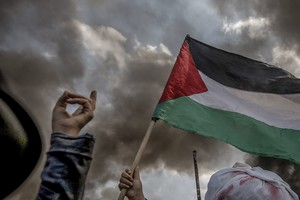 ELLITORAL_219132 |  Archivo Una manifestante palestina vestida con atuendos tradicionales ondea la bandera palestina durante unos enfrentamientos con los soldados israelíes el 14/05/2018 en Jan Younis, Territorios Palestinos. 
(Vinculado a la cobertura de dpa sobre las protestas en la Franja de Gaza del 14/05/2018) Foto: Mohammed Talatene/dpa +++ dpa-fotografia +++