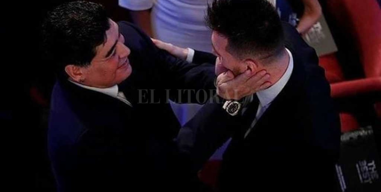 El abrazo de Maradona y Messi