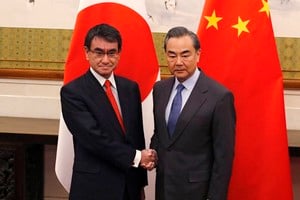 ELLITORAL_202030 |  Andy Wong Japanese Foreign Minister Taro Kono, left, and Chinese counterpart Wang Yi pose for photographs before their meeting at the Diaoyutai State Guesthouse in Beijing, Sunday, Jan. 28, 2018. (AP Photo/Andy Wong, Pool)