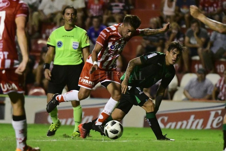 ELLITORAL_207434 |  Facundo Maggiolo ¿Fue o no fue? La jugada del final, cuando el Droopy Gómez encaró y se internó en el área, cayendo en ella. Vigliano estaba cerca de la jugada y le pidió que se levante. El volante tatengue protestó y fue amonestado.