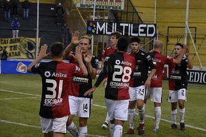 Télam Interminable. Bastía saluda a Escobar (de espalda), en los festejos cuando finalizó el partido. El Polaco fue determinante para que Colón tenga otro rendimiento en el complemento y construya la victoria. Su vigencia está fuera de discusión.