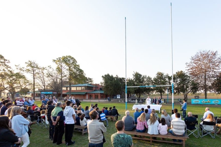 ELLITORAL_220057 |  Gentileza Franco Perego. La Misa en la cancha principal de CRAI. Donde se homenajeó y oró por los fallecidos, contó con la presencia de familiares, allegados, dirigentes y jugadores de los planteles actuales de rugby y hockey de la institución.