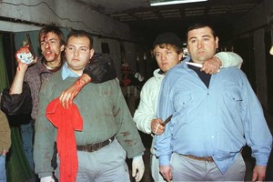 ELLITORAL_197112 |  Archivo El Litoral 16 de agosto de 1999. Facundo Castro con su compañero Mario  Cepillo  Salinas, durante el motín en el que murió el guardiacárcel, Marcos Sánchez.