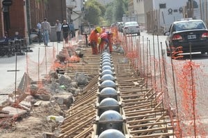 ELLITORAL_197307 |  Flavio Raina Sobre Gral. López los obreros colocan los  bolardos domo , con una estética moderna en color metálico. La plaza luciría su nueva cara el segundo mes de 2018.