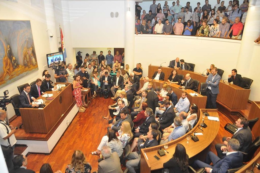 ELLITORAL_199268 | Flavio Raina. En la sesión preparatoria juraron los concejales electos y los reelectos, tras la elección del 22 de octubre. El interbloque quedó con siete ediles; el FPCyS y con seis, y la UCR-Cambiemos con cuatro: tres fuerzas políticas bien definidas.