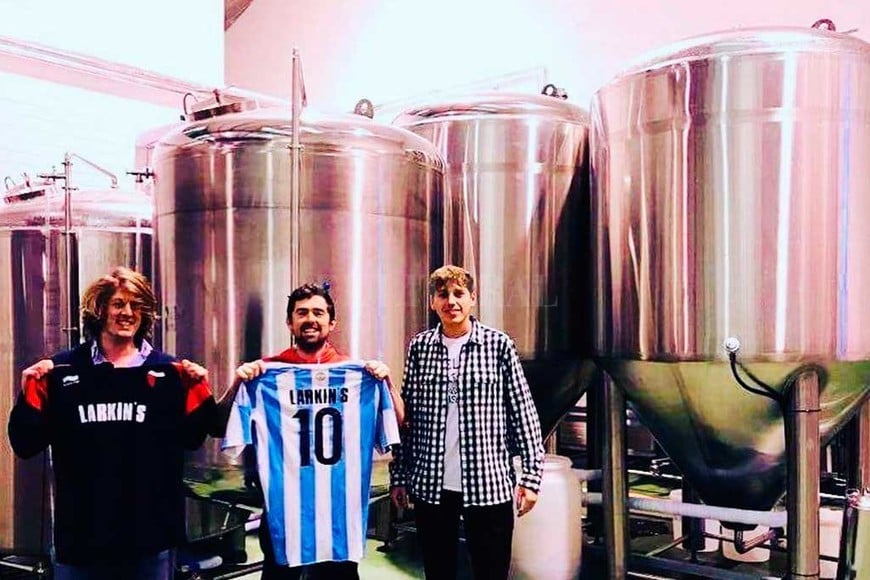 ELLITORAL_212191 |  El Litoral Mariano, hincha de Colón, le regaló la camiseta sabalera y de la selección a sus compañeros de una cervecería artesanal ubicada al norte de Dublin.