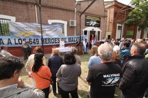 ELLITORAL_196561 |  Guillermo Di Salvatore Misa. Unidos en la fe y la esperanza, los fieles católicos se congregaron frente al centro de ex combatientes.